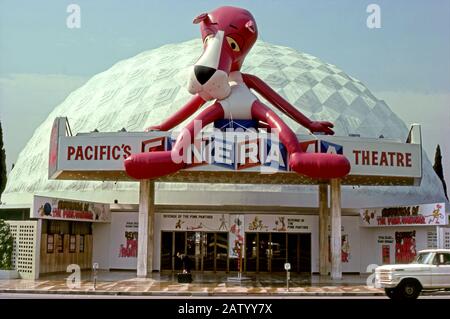 Il Pacific Cinerama Dome Theatre di Hollywood con una gigantesca figura gonfiabile rosa Panther che promuove il film The Pink Panther per la sua corsa di apertura lì ad agosto 1978. Foto Stock