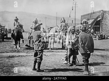 Albert i, Principe di Monaco (1848-1922) con William 'Buffalo Bill' Cody (1846-1917) durante il viaggio di caccia del 1913 vicino Cody, Wyoming ca. 1913 Foto Stock