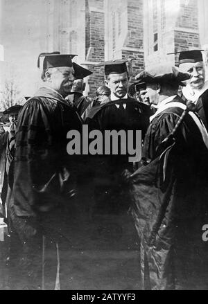 Cerimonia di dedicazione per la Cleveland Memorial Tower, che fu dedicata in una cerimonia il 22 ottobre 1913, alla quale l'ex presidente William Howard Taft fu il principale oratore. Viene anche mostrato John Grier Hibben (1861-1933), che fu presidente della Princeton University dal 1912 al 1932 Foto Stock