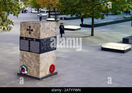 Malta George Cross Memorial, Byward Street, City Of London, Londra, Inghilterra. Foto Stock