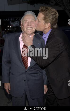 File ***Foto*** Kirk Douglas È Scomparso A 103 Anni Di Età. Padre & figlio attori KIRK DOUGLAS & MICHAEL DOUGLAS alla prima di Los Angeles del loro film Funziona Nella famiglia. 7 aprile 2003 © RTSmith/Mediapunch Foto Stock