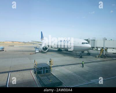 San Francisco, 9 NOVEMBRE: Vista mattutina dell'aereo United Airline parcheggiato all'aeroporto internazionale il 9 NOVEMBRE 2019 a San Francisco, California, USA Foto Stock