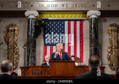Washington, Stati Uniti D'America. 04th Feb, 2020. Washington, Stati Uniti D'America. 04 Febbraio 2020. Il presidente degli Stati Uniti Donald Trump consegna il discorso dello Stato dell'Unione ad una sessione congiunta del Congresso nel Campidoglio degli Stati Uniti 4 febbraio 2020 a Washington, DC Credit: Seheah Craighead/White House Photo/Alamy Live News Foto Stock