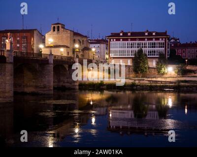 Puente de Carlos III e iglesia del Espíritu Santo. Miranda de Ebro. Burgos. Castilla León. España Foto Stock