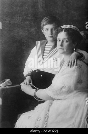 Alexandra Feodorovna Romanova (1872-1918), moglie di Imperatrice di Russia e moglie di Nicola II, con il figlio Alexei Nikolaevich, Tsarevich di Russia (1904-1918) Foto Stock