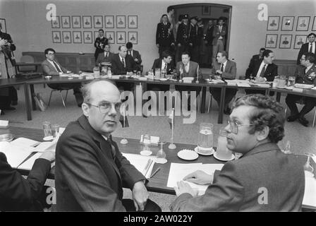 Il Ministro Weinberger (Difesa, USA) ha visitato il nostro paese; . 22 Ministro Rider durante la conferenza Data: 29 marzo 1984 Parole Chiave: Visite, conferenze, ministri Nome Persona: Rider, Job de, Weinberger, Caspar Foto Stock