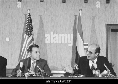 Il Ministro Weinberger (Difesa, USA) ha visitato il nostro paese; min Weinberger (Chiudi) e Minus Rider (R) durante la conferenza stampa (con bandiere degli Stati Uniti e dei Paesi Bassi) / Data:. Marzo 29th, 1984 Parole Chiave: Ministri conferenze stampa Persona Nome: Rider, Job de, Weinberger, Caspar Foto Stock