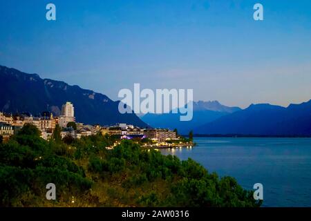 Il sole tramonta sul Lago di Ginevra, Montreux, Canton Vaud, Svizzera. Foto Stock