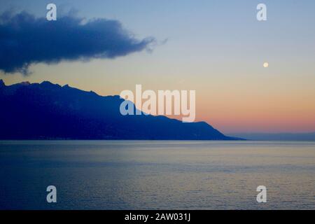 Il sole tramonta sul Lago di Ginevra, Montreux, Canton Vaud, Svizzera. Foto Stock