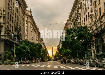 Buenos Aires, Argentina - 25 maggio 2019: Vista del tramonto all'Obelisco Foto Stock