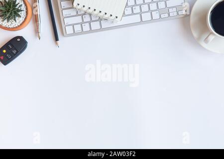 White desk office con laptop, smartphone e altre forniture di lavoro con tazza di caffè. Vista da sopra con copia spazio per immettere il testo. Area di lavoro di designer Foto Stock