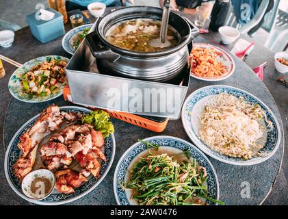 al ristorante potrete gustare piatti cinesi sul tavolo Foto Stock