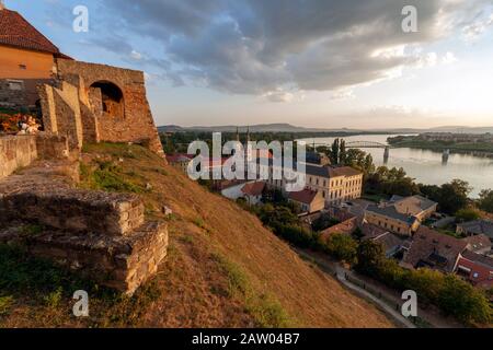 Città di Esztergom e il Ponte Maria Valeria vista dal Castello collina. Foto Stock