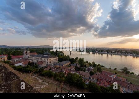 Città di Esztergom e il Ponte Maria Valeria vista dal Castello collina. Foto Stock