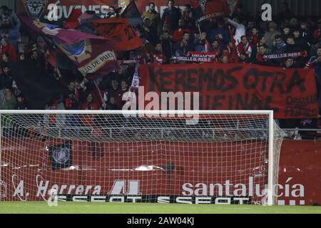 Miranda De Ebro, Burgos, Spagna. 5th Feb, 2020. CD Mirandes sostenitori con lo slogan '' vogliamo un'altra semifinale'' durante il gioco tra Mirandes e Villarreal. Il CD Mirandes, il team della Liga SmartBank, ha ospitato Villarreal CF per il quarto di finale della partita di Copa del Rey allo stadio Anduva, a Miranda de Ebro. Credito: Edu Del Fresno/Zuma Wire/Alamy Live News Foto Stock