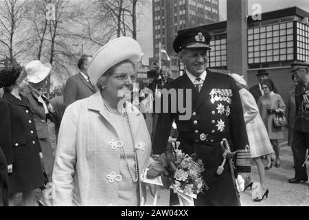 Apertura della Chiesa Danese Dei Marinai a Rotterdam Regina Juliana (L) e Re Frederik di Danimarca (R) Data: 24 aprile 1970 luogo: Rotterdam, Olanda del Sud Parole Chiave: Chiese, regine, aperture Nome Persona: Frederick, re di Danimarca, Juliana, regina istituzione Nome: Seamen's Church Foto Stock