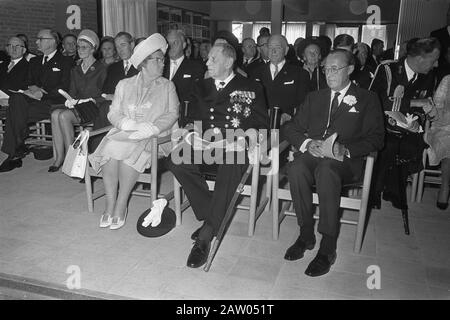 Apertura della Chiesa Dei Marinai danesi a Rotterdam Regina Juliana (l), Re Frederik di Danimarca (m) e Principe Bernhard (r) Data: 24 aprile 1970 Località: Rotterdam Zuid -Olanda Parole Chiave: Chiese, regine, aperture, protestantesimo Nome Persona: Bernhard, principe, Federico, re di Danimarca, Juliana, regina istituzione Nome: Chiesa dei marinai Foto Stock