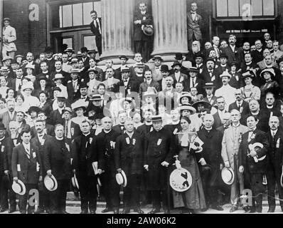 Foto mostra il Cardinale James Gibbons che partecipa ad un convegno della Federazione americana delle Società Cattoliche a Milwaukee, Wisconsin, agosto 1913. Foto Stock