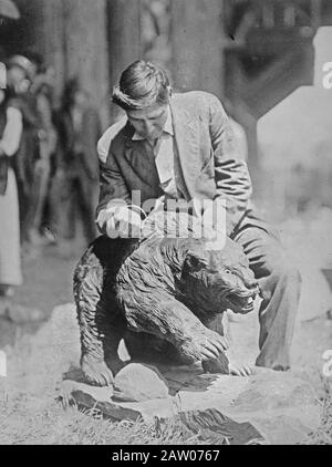 John Louis Clark (poi Clarke), noto anche come Cutapius, intagliando un orso. Era un carver Blackfoot del Montana ca. 1910-1915 Foto Stock