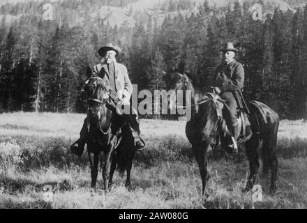 Showman William Frederick 'Buffalo Bill' Cody (1846-1917) con Albert i, Principe di Monaco (1848-1922) durante il loro viaggio di caccia nel 1913 vicino Cody, Wyoming Foto Stock