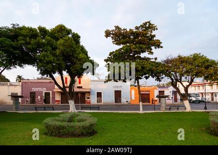 Una fila di storefronta vista dal Parque de la Mejorada a Merida, Yucatan, Messico. Foto Stock