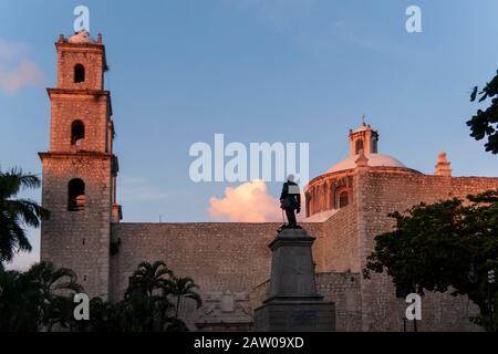 Il sole tramonta sul canonica Gesù del Terzo Ordine a Merida, Yucatan, Messico. Foto Stock