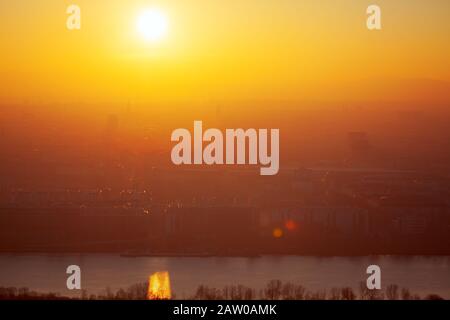 Paesaggio di Vienna in serata nebbia con un fantastico tramonto Foto Stock