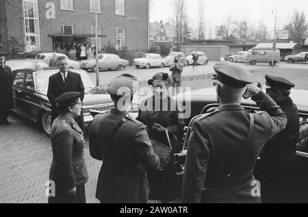 Queen Juliana visita morti e feriti treno disastro Data: 10 gennaio 1962 Nome Persona: Juliana, regina Foto Stock