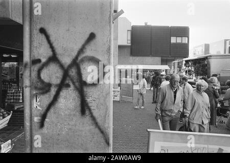 Slogan sulle pareti al partito centrale ad Almere dopo le elezioni comunali Data: 23 settembre 1983 luogo: Almere, Flevoland Parole Chiave: Facciate, partiti politici, estremismo di destra, vandalismo, elezioni Foto Stock