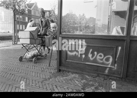 Slogan sulle pareti al partito centrale ad Almere dopo le elezioni comunali Data: 23 settembre 1983 luogo: Almere, Flevoland Parole Chiave: Facciate, partiti politici, estremismo di destra, vandalismo, elezioni Foto Stock