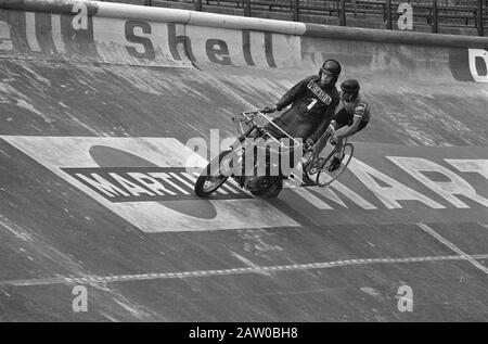 Campionato nazionale Prof. stayers in Olympic Stadion.Nico Con pacer Bruno Walraven [neg.nr. 27] Data: 1 Agosto 1973 Località: Amsterdam, Noord-Holland Parole Chiave: Sport, Ciclismo Nome Persona: Leg, Nico Walraven, Bruno Foto Stock