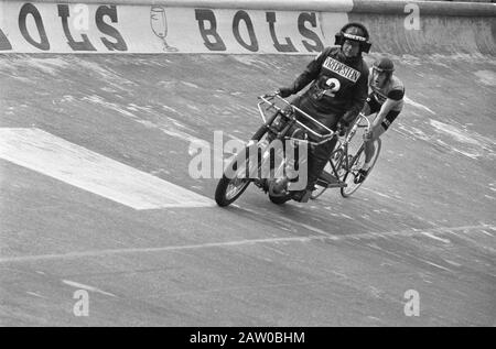 Campionato Nazionale Prof. Stayers in Olympic Stadium, 9 Piet de Wit con pacemaker Walraven, 10, 11 e 12 Cees Stam con Stakenburg Data: 1 agosto 1973 Parole Chiave: Campionati , stadi, ciclismo Nome Persona: Cees Stam, bianco, Piet Foto Stock