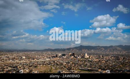 Nuvole e cieli blu su El Paso, Texas e Juarez, Messico. Foto Stock