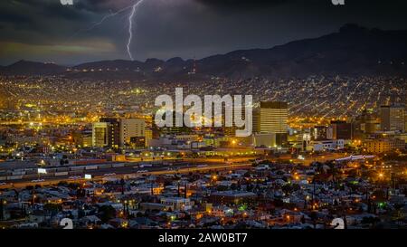 Un fulmine in Messico visto da El Paso, Texas. Foto Stock