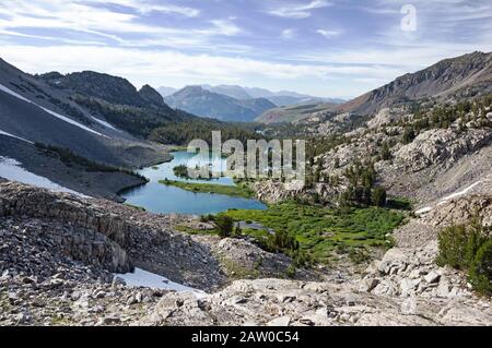 Vista a nord del lago Barney da Duck Pass nella John Muir Wilderness Foto Stock