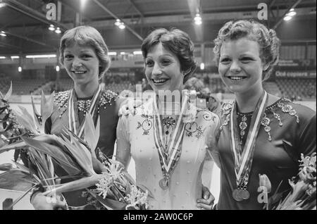 Campionati nazionali pattinare, l'Aia; v.n.r. Anne Marie Verlaan (2nd), Diane Lion (1st) E Sophia Verlaan (3) Data: 4 Gennaio 1976 Luogo: L'Aia, Olanda Del Sud Parole Chiave: Campionati, Skating Person Nome: Diane Leo Foto Stock