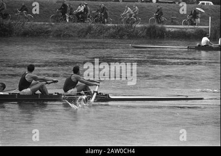 Campionati Nazionali Di Aratura Bosbaan. Laga Coxed Pair, W. T. Cave House (Stroke), M. e H. Hallie Gobings (mate). Data: 8 agosto 1970 luogo: Amsterdam Parole Chiave: Nautica, sport Nome Della Persona: Gokings M Cave House WT, Halie H. Foto Stock