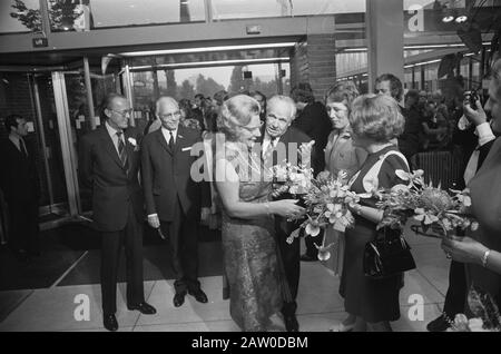 Celebrazione Nazionale Argento Giubileo della Regina Juliana al Centro Congressi RAI, Sua Maestà riceve fiori alla data di arrivo: 4 settembre 1973 Parole Chiave: Fiori, arrivi, anniversari, persona reale Nome : Juliana, regina Istituto Nome: Rai Foto Stock