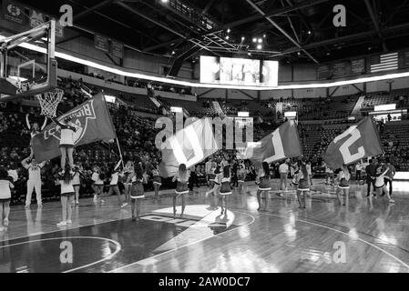 05 febbraio 2020: I St. Louis Billikens sono in testa alla corte da parte dei cheerleaders in un gioco di conferenza Atlantico 10 dove i Duquesne Dukes hanno visitato il St. Louis Billikens. Tenuto presso la Chaifetz Arena a St. Louis, MO Richard Ulreich/CSM Foto Stock