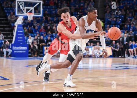 Feb 05, 2020: Duquesne Dukes guardia Maceo Austin (2) viene chiamato per un fallo come cerca di battere la palla lontano da Saint Louis Billikens guardia Demarius Jacobs (15) in un Atlantic 10 conferenza gioco in cui i Duquesne Dukes ha visitato la St. Louis Billikens. Tenuto presso la Chaifetz Arena a St. Louis, MO Richard Ulreich/CSM Foto Stock