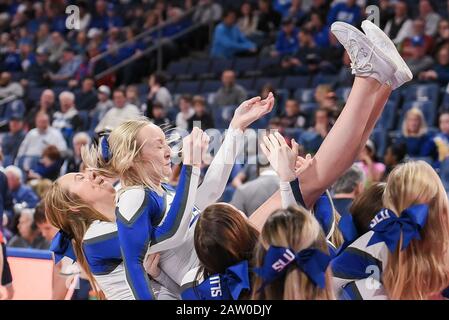 05 febbraio 2020: St. Louis cheerleaders grimace come completare una stunt in un Atlantic 10 conferenza gioco in cui i Duquesne Dukes ha visitato il St. Louis Billikens. Tenuto presso la Chaifetz Arena a St. Louis, MO Richard Ulreich/CSM Foto Stock