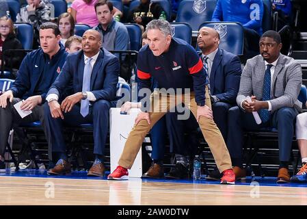 05 febbraio 2020: Il capo allenatore dei Duquesne Dukes Keith Dambrot guarda il gioco da vicino in un gioco di conferenza Atlantic 10 dove i Duquesne Dukes hanno visitato il St. Louis Billikens. Tenuto presso la Chaifetz Arena a St. Louis, MO Richard Ulreich/CSM Foto Stock