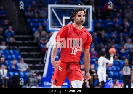 Feb 05, 2020: Duquesne Dukes guardia Sincero Carry (10) celebra la realizzazione di un tiro a tre punti in un Atlantic 10 conferenza gioco in cui i Duquesne Dukes ha visitato il St. Louis Billikens. Tenuto presso la Chaifetz Arena a St. Louis, MO Richard Ulreich/CSM Foto Stock