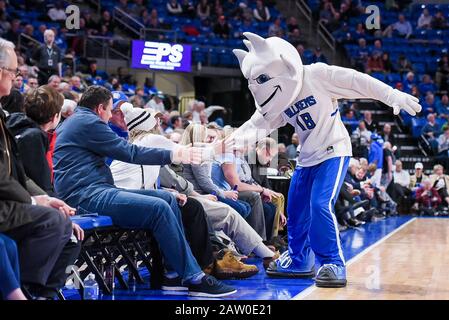 05 febbraio 2020: La mascotte di St. Louis Billiken saluta i fan in prima fila in un gioco di conferenza Atlantic 10 dove i Duquesne Dukes hanno visitato la St. Louis Billikens. Tenuto presso la Chaifetz Arena a St. Louis, MO Richard Ulreich/CSM Foto Stock