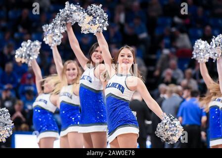 05 febbraio 2020: I membri della squadra di ballo di St. Louis Saintsation si esibiscono durante una sosta in un gioco di conferenza dell'Atlantico 10 dove i Duquesne Dukes visitarono la St. Louis Billikens. Tenuto presso la Chaifetz Arena a St. Louis, MO Richard Ulreich/CSM Foto Stock