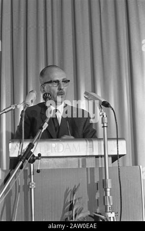 Incontro annuale NDP all'Hilton Hotel, Chairman WAM van der Kallen durante l'annotazione del discorso:. NDP = Dutch Dagblad Pers Data: 26 maggio 1967 Località: Amsterdam, North Holland Parole Chiave: Discorsi, riunioni, presidenti Nome Persona: Kallen, WAM vd Institution Name: NDP Foto Stock