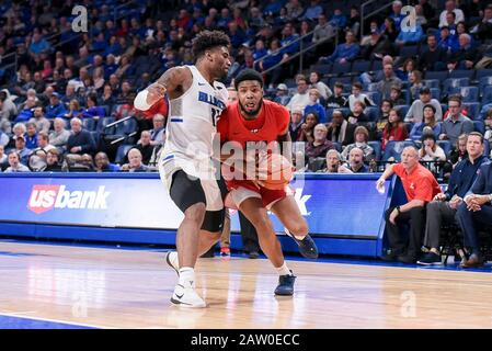 05 febbraio 2020: Saint Louis Billikens avanti Hasahn francese (11) interrompe il tentativo di guida dei Duquesne Dukes avanti Marcus Weathers (5) in un gioco di conferenza Atlantico 10 dove i Duquesne Dukes hanno visitato il St. Louis Billikens. Tenuto presso la Chaifetz Arena a St. Louis, MO Richard Ulreich/CSM Foto Stock