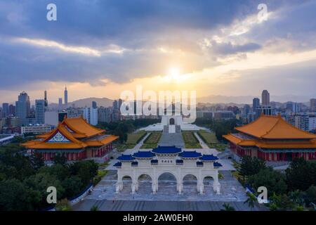 Alba al cancello anteriore della Sala Memoriale di Chiang Kai Shek nella Citta' di Taipei, Taiwan Foto Stock