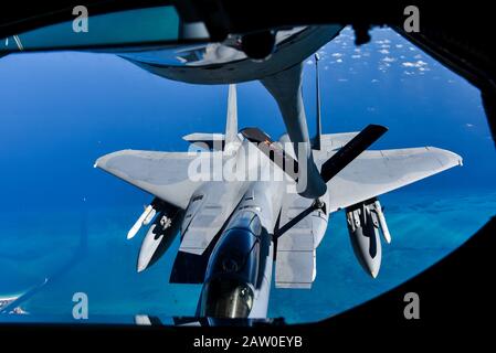 Un F-15 Eagle del 125th Fighter Wing Refugs. I membri della 134th Air Refuelling Wing si sono recati presso la Homestead Air Reserve base in Florida per condurre un volo multimediale che presenta le capacità di rifornimento in aria del KC-135R Stratotanker e come si adatta ai protocolli di sicurezza preparati per il prossimo Super Bowl LIV. I media provenienti dall'area locale e dai punti vendita nazionali hanno partecipato all'evento qui 28 gennaio 2020, che ha anche caratterizzato F-15s dalla 125th Fighter Wing a Jacksonville, FL, e le imbarcazioni gestite da Homeland Security e dalle forze dell'ordine locali. Foto Stock