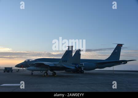 Una F-15 Eagle della 125th Fighter Wing si appoggia sulla rampa accanto a una KC-135R Stratotanker della 134th Air Reueling Wing alla luce di un'alba in Florida. I membri della 134th Air Refuelling Wing si sono recati presso la Homestead Air Reserve base in Florida per condurre un volo multimediale che presenta le capacità di rifornimento in aria del KC-135R Stratotanker e come si adatta ai protocolli di sicurezza preparati per il prossimo Super Bowl LIV. I media provenienti dall'area locale e dagli outlet nazionali hanno partecipato all'evento qui 28 gennaio 2020, che ha anche presentato F-15s dalla 125th Fighter Wing a Jacksonville, FL, A. Foto Stock